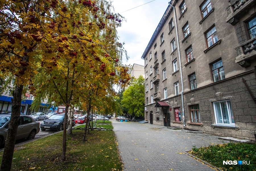 Улица начинается от перекрестка с Советской, пересекает Красный проспект, прерывается Центральным парком, и после встречи с ул. Семьи Шамшиных ныряет в частный сектор, дотягиваясь до Ипподромской магистрали. До 1924 года она называлась Гуляевской. «Почему Гуляевская, данных не сохранилось. Есть лишь предположение, что могла назваться переселенцами из села Гуляево в Мордовии. Переселенцев из тех мест в городе было много», — рассказал историк и сотрудник Музея города Новосибирска Константин Голодяев. Улица начинается от перекрестка с Советской, пересекает Красный проспект, прерывается Центральным парком, и после встречи с ул. Семьи Шамшиных ныряет в частный сектор, дотягиваясь до Ипподромской магистрали. До 1924 года она называлась Гуляевской. «Почему Гуляевская, данных не сохранилось. Есть лишь предположение, что могла назваться переселенцами из села Гуляево в Мордовии. Переселенцев из тех мест в городе было много», — рассказал историк и сотрудник Музея города Новосибирска Константин Голодяев.