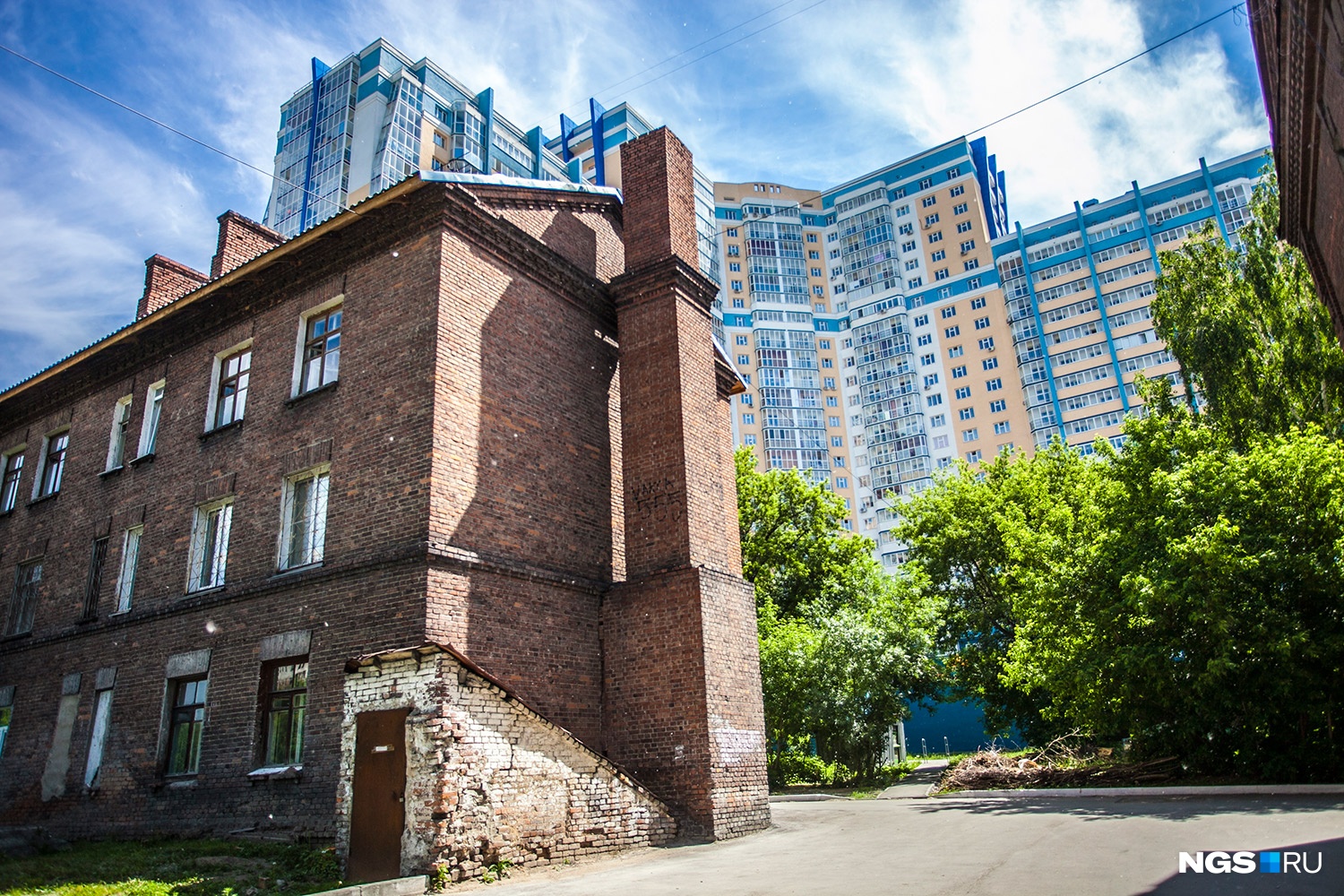«Но отдел охраны памятников упирается и доказывает, что это все единый ансамбль. А вот это все откуда выросло посреди ансамбля? — возмущается Ирина Шеина, показывая на новостройку. — Дома рушатся, а как памятники они же в капремонт не попадают! Я вообще не понимаю позицию города — он должен быть заинтересован, что пришли люди с деньгами, хотят сохранить это все, содержать, да еще и людей переселить». «Но отдел охраны памятников упирается и доказывает, что это все единый ансамбль. А вот это все откуда выросло посреди ансамбля? — возмущается Ирина Шеина, показывая на новостройку. — Дома рушатся, а как памятники они же в капремонт не попадают! Я вообще не понимаю позицию города — он должен быть заинтересован, что пришли люди с деньгами, хотят сохранить это все, содержать, да еще и людей переселить».