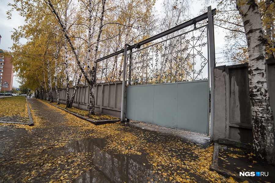 Сейчас военная часть занимает площадь в несколько гектаров в глубине ул. Тополевая — территория № 17 огорожена забором с колючей проволокой. Казармы перестроили под общежития. Сейчас военная часть занимает площадь в несколько гектаров в глубине ул. Тополевая — территория № 17 огорожена забором с колючей проволокой. Казармы перестроили под общежития.