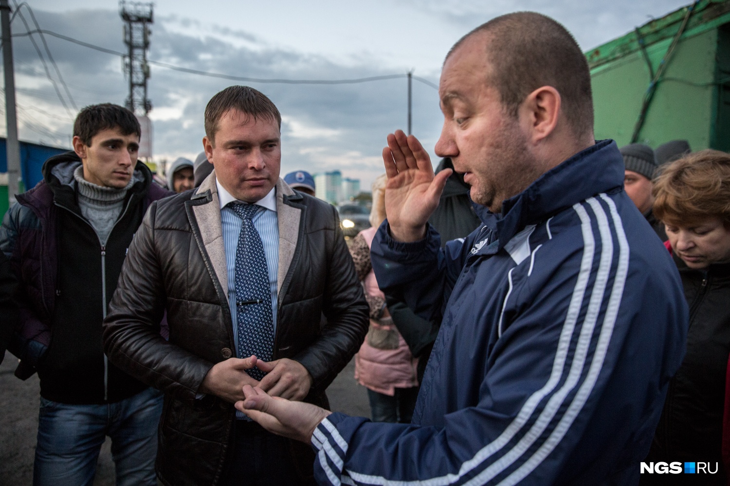 Торговцы кричали на депутата горсовета Олега Шестакова (на фото слева), который решился встретиться с людьми