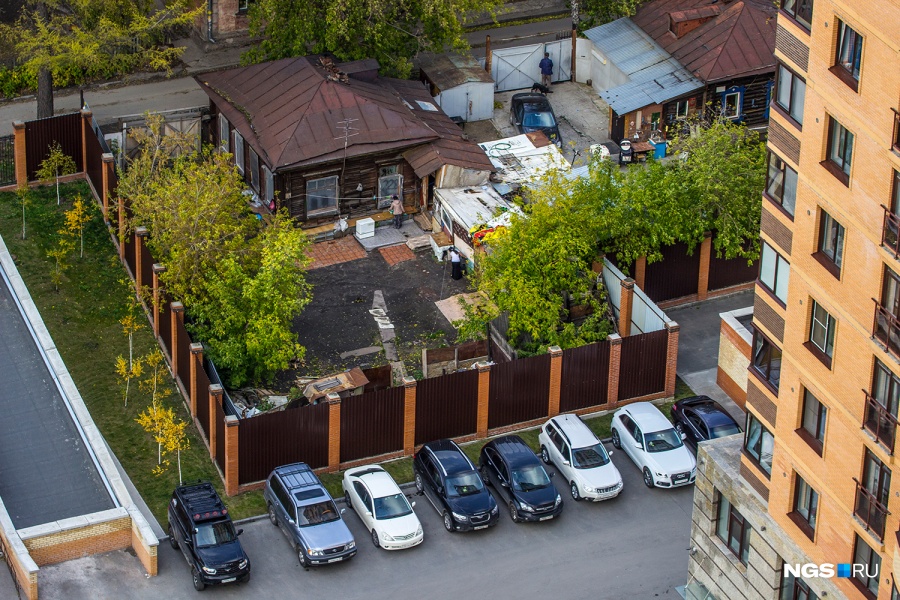 Впрочем, среди цыган встречаются и русские жители. «Это дача в центре города», — сообщил собственник одного из домов, не пожелав общаться с журналистами. Его сосед вывесил объявление о продаже — за 6 соток Сергей Плужников просит 25 млн руб. Говорит, взял цифру не с потолка — строители выкупали у его соседей участок за 20 млн руб. «Мне интересно, когда люди покупают элитное жилье за такие деньги и из окон видят вот этот весь срам, что им говорят эти строители?» — недоумевает Сергей. Впрочем, среди цыган встречаются и русские жители. «Это дача в центре города», — сообщил собственник одного из домов, не пожелав общаться с журналистами. Его сосед вывесил объявление о продаже — за 6 соток Сергей Плужников просит 25 млн руб. Говорит, взял цифру не с потолка — строители выкупали у его соседей участок за 20 млн руб. «Мне интересно, когда люди покупают элитное жилье за такие деньги и из окон видят вот этот весь срам, что им говорят эти строители?» — недоумевает Сергей.