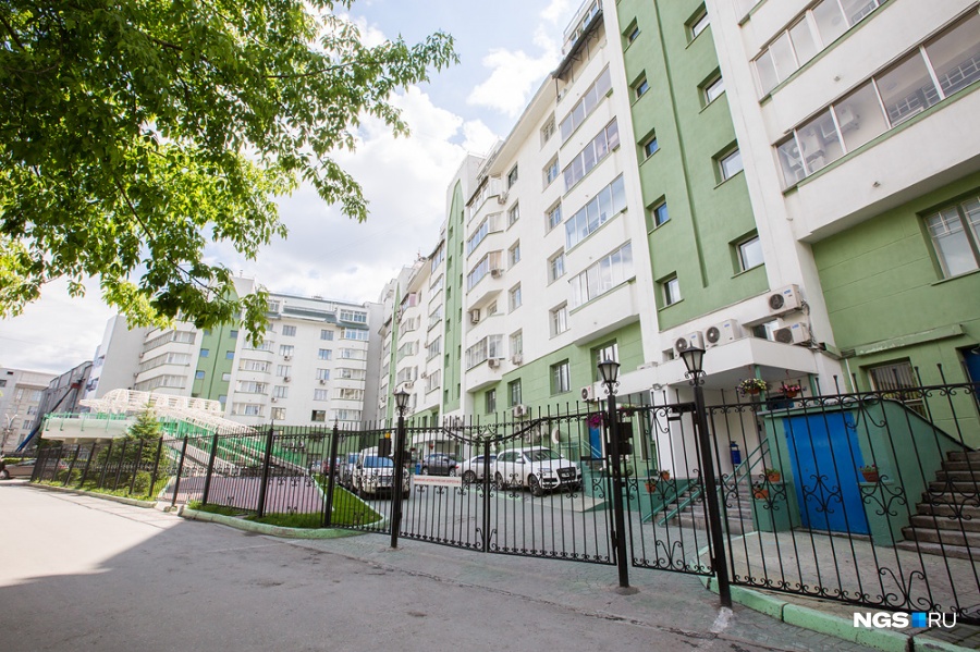 Несмотря на то, что дом строился в свое время по заказу НЗХК, квартиры там не выдавались, а продавались, утверждает начальник отдела по связям с общественностью предприятия Сергей Гурьянов. Кто-то из нынешних сотрудников завода живет здесь и сейчас, а в целом население — топовые бизнесмены и чиновники. Председатель местного ТСЖ — заместитель начальника департамента транспорта мэрии Сергей Райхман. А одна из квартир, говорят жители, принадлежит Администрации Президента РФ. Несмотря на то, что дом строился в свое время по заказу НЗХК, квартиры там не выдавались, а продавались, утверждает начальник отдела по связям с общественностью предприятия Сергей Гурьянов. Кто-то из нынешних сотрудников завода живет здесь и сейчас, а в целом население — топовые бизнесмены и чиновники. Председатель местного ТСЖ — заместитель начальника департамента транспорта мэрии Сергей Райхман. А одна из квартир, говорят жители, принадлежит Администрации Президента РФ.