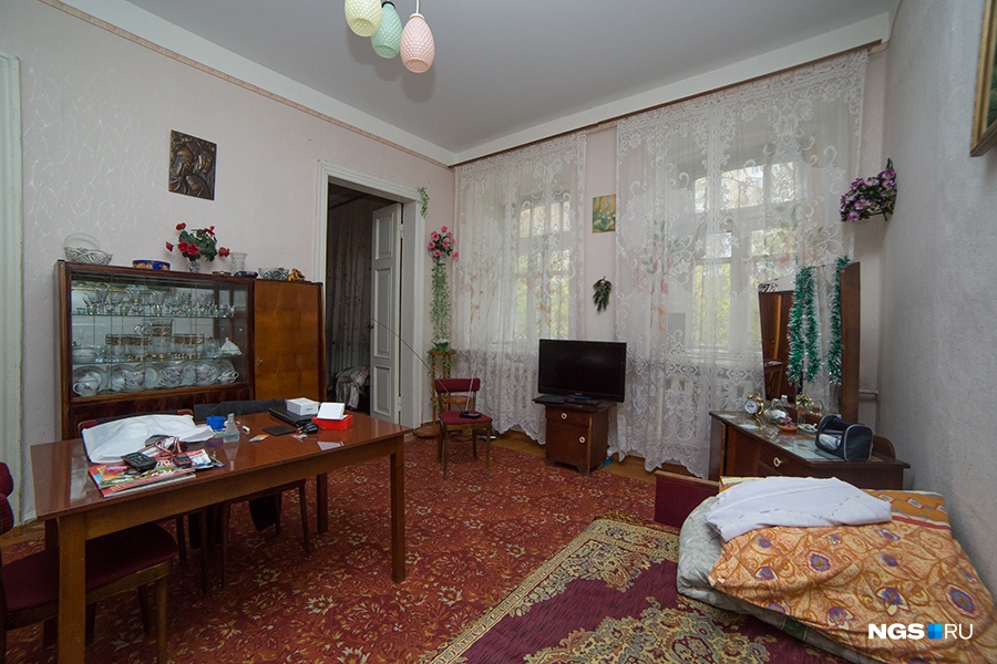 В базе агентства «Жилфонд» нашлось несколько выставленных на продажу комнат в 2-этажках на Тополевой — все они в 6-комнатных квартирах с высокими потолками. Владельцы просят за них от 670 тыс. руб. до 1,5 млн — зависит от площади, ремонта и присутствия санузла. В 100-летних домах выставляются на продажу в основном доли. Их покупают редко, так как за эти деньги можно купить полноценную «студию» в спальном районе, заметили риэлторы. В базе агентства «Жилфонд» нашлось несколько выставленных на продажу комнат в 2-этажках на Тополевой — все они в 6-комнатных квартирах с высокими потолками. Владельцы просят за них от 670 тыс. руб. до 1,5 млн — зависит от площади, ремонта и присутствия санузла. В 100-летних домах выставляются на продажу в основном доли. Их покупают редко, так как за эти деньги можно купить полноценную «студию» в спальном районе, заметили риэлторы.