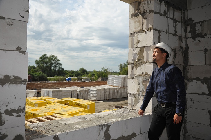 Специалист отдела маркетинга ООО «Доступное Жилье Новосибирск» Марат Каримов часто посещает свой строящийся дом