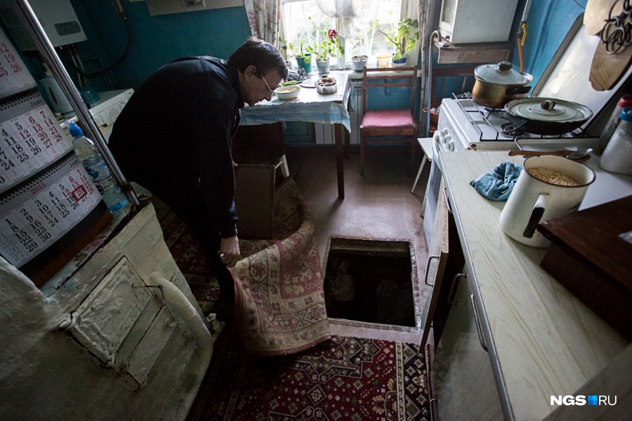 В каждой квартире на первых этажах этих домов есть погреба, по два-три на квартиру. Зимой пол приходится устилать двумя коврами — иначе холодно, — а весной в погребах собирается вода. «У соседей наверху был пожар, их залили так, что до сих пор все гниет в подполе, а под домом ни одной отдушины нет, и все это десятилетиями стоит», — пожаловалась Лариса Кривцова из дома № 138. В каждой квартире на первых этажах этих домов есть погреба, по два-три на квартиру. Зимой пол приходится устилать двумя коврами — иначе холодно, — а весной в погребах собирается вода. «У соседей наверху был пожар, их залили так, что до сих пор все гниет в подполе, а под домом ни одной отдушины нет, и все это десятилетиями стоит», — пожаловалась Лариса Кривцова из дома № 138.