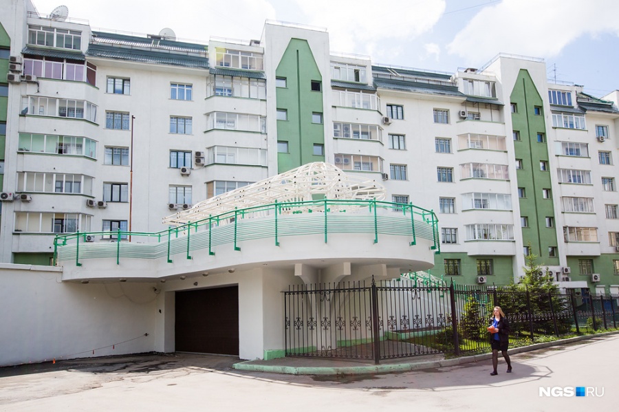В подземной парковке 70 машино-мест, но их не хватает, паркуются и во дворе. «Машины здесь стоят вот так, но это дополнительные машины: подземная парковка забита точно так же, — проводит рукой по ряду припаркованных автомобилей Борис и тут же добавляет, что это не проблема: — Здесь никто не перегораживает проезд, есть некая культура, все как-то стараются ставить адекватно». В подземной парковке 70 машино-мест, но их не хватает, паркуются и во дворе. «Машины здесь стоят вот так, но это дополнительные машины: подземная парковка забита точно так же, — проводит рукой по ряду припаркованных автомобилей Борис и тут же добавляет, что это не проблема: — Здесь никто не перегораживает проезд, есть некая культура, все как-то стараются ставить адекватно».