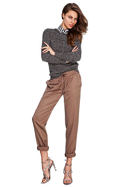 Универсальный свитер, вывязанный меланжевыми нитями, рекомендовано носить с юбками макси или брюками свободного силуэта. Джемпер <price>1560 руб.</price>, скидка <price>1150 руб.</price>, брюки <price>1980 руб.</price>, цена со скидкой <price>1300 руб.</price>