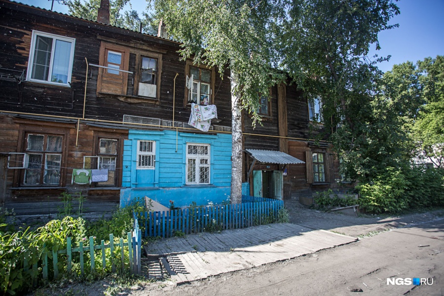 Два аварийных дома здесь уже снесены. Один из них сгорел из-за взрыва газа года 4 назад, а один расселили и снесли совсем недавно, в конце прошлого — начале этого года. Местные говорят, что этому поспособствовала одна из жительниц — она с этой проблемой даже ездила в Москву. Все они получили новые квартиры на ул. Петухова, в ЖК «Матрешкин двор», рассказали их бывшие соседи, но сами они туда ехать не очень хотят — любят свой район. Два аварийных дома здесь уже снесены. Один из них сгорел из-за взрыва газа года 4 назад, а один расселили и снесли совсем недавно, в конце прошлого — начале этого года. Местные говорят, что этому поспособствовала одна из жительниц — она с этой проблемой даже ездила в Москву. Все они получили новые квартиры на ул. Петухова, в ЖК «Матрешкин двор», рассказали их бывшие соседи, но сами они туда ехать не очень хотят — любят свой район.