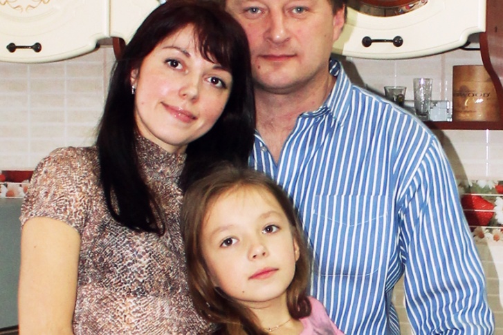 Эта 17-этажка по адресу ул. Лескова, 29 — второй дом ЖК «Оазис». Он был сдан в сентябре этого года, но в нем уже появились первые новоселы. По последним данным, во втором доме проживают свыше 30 семей, 200 — такова цифра по комплексу в целом. В числе тех, кто купил квартиру в «Оазисе», и семья Хмелевских. Эта 17-этажка по адресу ул. Лескова, 29 — второй дом ЖК «Оазис». Он был сдан в сентябре этого года, но в нем уже появились первые новоселы. По последним данным, во втором доме проживают свыше 30 семей, 200 — такова цифра по комплексу в целом. В числе тех, кто купил квартиру в «Оазисе», и семья Хмелевских.