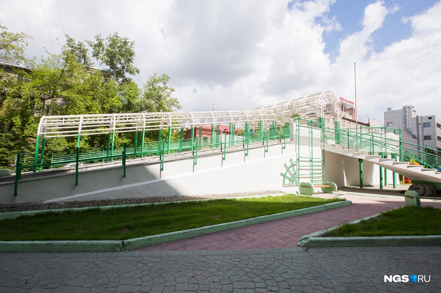 Во дворе — небольшая детская площадка, на которой спокойно оставлены игрушки. На крыше въезда в подземную парковку организована целая лазательная система, а ровный скат зимой превращается в ледяную горку. Примечательно, кстати, что шума магистрали во дворе практически не слышно, а подросшие ели уже почти полностью скрывают закрытый дворик. Во дворе — небольшая детская площадка, на которой спокойно оставлены игрушки. На крыше въезда в подземную парковку организована целая лазательная система, а ровный скат зимой превращается в ледяную горку. Примечательно, кстати, что шума магистрали во дворе практически не слышно, а подросшие ели уже почти полностью скрывают закрытый дворик.