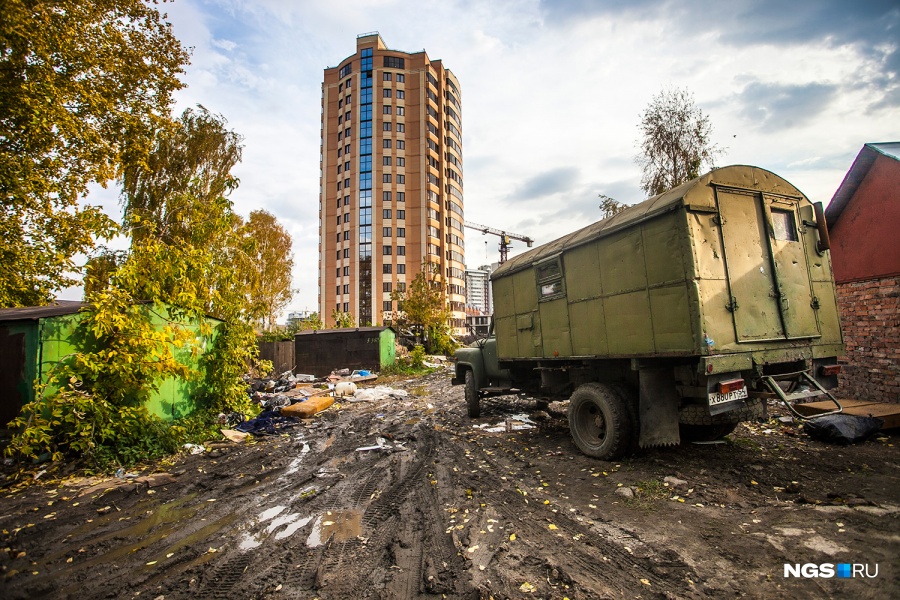 Появление нового дома на Потанинской должно немного привести в порядок окружающие пейзажи, которые еще причесывать и причесывать. И только частные дома, которые строителям сносить невыгодно, вряд ли дождутся скорого расселения. Появление нового дома на Потанинской должно немного привести в порядок окружающие пейзажи, которые еще причесывать и причесывать. И только частные дома, которые строителям сносить невыгодно, вряд ли дождутся скорого расселения.