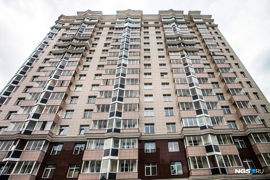 Раньше на Романова, 25 был детский сад, а теперь высится дом компании «КМС». Сейчас самая дорогая квартира в доме — это пентхаус. Собственник просит за 308,6 кв. м 22,5 млн руб. В квартиру ходит личный лифт, есть своя огромная терраса. Раньше на Романова, 25 был детский сад, а теперь высится дом компании «КМС». Сейчас самая дорогая квартира в доме — это пентхаус. Собственник просит за 308,6 кв. м 22,5 млн руб. В квартиру ходит личный лифт, есть своя огромная терраса.