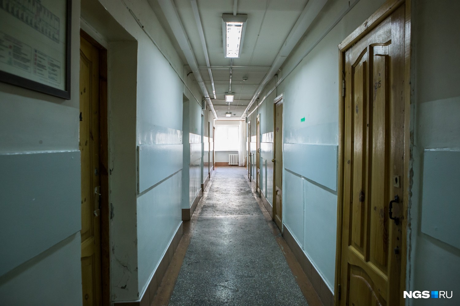 Чтобы оценить, насколько сильно изменилось общежитие, мы зашли в соседнее, пока не отремонтированное. Как рассказал Сергей Попов, на ремонт общежития № 2 потратили около 11 млн руб. Ректор СГУГиТ Александр Карпик сообщил, что это деньги, которые университет заработал сам — за счет проектов для нефтегазодобывающих компаний: «Мы их заработали и направили для развития инфраструктуры. Кому бы мы были сейчас интересны, если бы все было старое и захуханское». Чтобы оценить, насколько сильно изменилось общежитие, мы зашли в соседнее, пока не отремонтированное. Как рассказал Сергей Попов, на ремонт общежития № 2 потратили около 11 млн руб. Ректор СГУГиТ Александр Карпик сообщил, что это деньги, которые университет заработал сам — за счет проектов для нефтегазодобывающих компаний: «Мы их заработали и направили для развития инфраструктуры. Кому бы мы были сейчас интересны, если бы все было старое и захуханское».