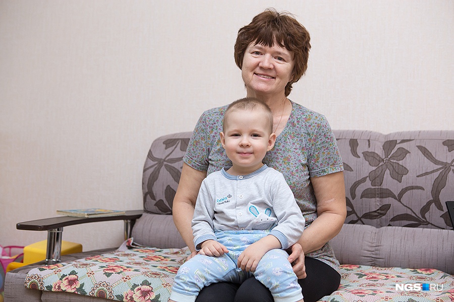 Три дома, построенные компанией «Вира-Строй», легко узнать по матрешкам на фасадах. Это панельные типовые дома с шестью квартирами на этаже. Мария Ивановна купила 2-комнатную квартиру на этапе строительства за 2,3 млн руб. Она с семьей прожила в ней уже 1,5 года и в целом довольна. Единственное, что ее не устраивает, — это высокая слышимость, особенно в ванной и туалете. Три дома, построенные компанией «Вира-Строй», легко узнать по матрешкам на фасадах. Это панельные типовые дома с шестью квартирами на этаже. Мария Ивановна купила 2-комнатную квартиру на этапе строительства за 2,3 млн руб. Она с семьей прожила в ней уже 1,5 года и в целом довольна. Единственное, что ее не устраивает, — это высокая слышимость, особенно в ванной и туалете.