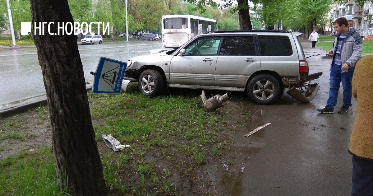 Вылетел на тротуар. Автомобиль врезался в автомойке. НГС новости авария на проспекте Дзержинского.