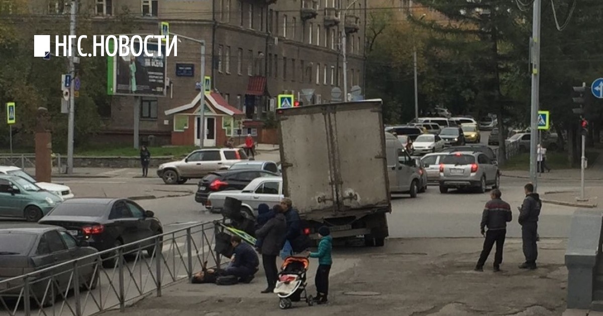 Перекресток красная. Упал светофор. Светофор упал на пешехода. Улочки на Красном проспекте Новосибирск. Красный проспект пересечение с Достоевским.