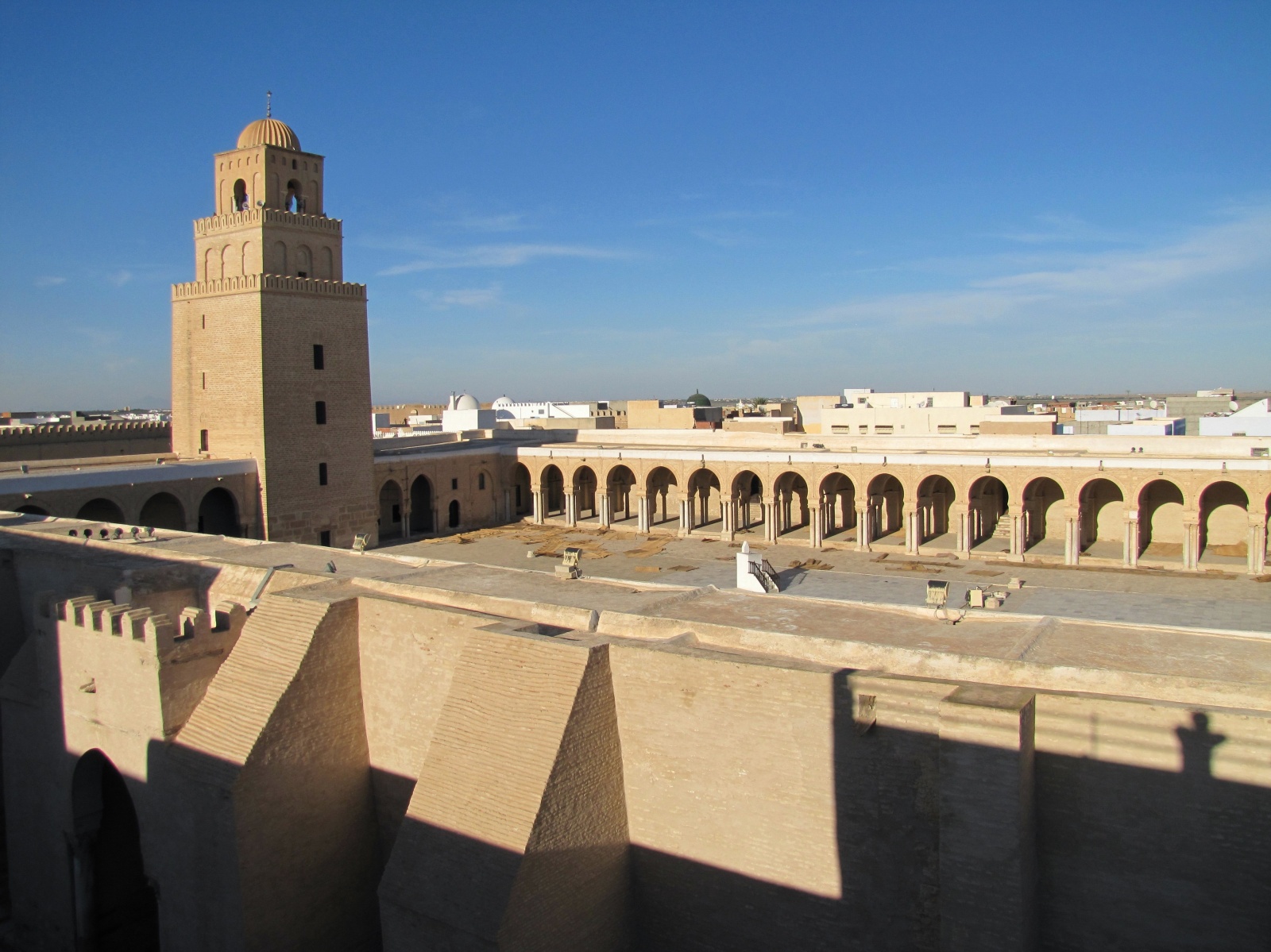 Город столица арабского халифата. Кайруан Тунис. Кайруан Тунис достопримечательности. Минарет мечети в Кайруане Тунис. Исторический город Кайруан.